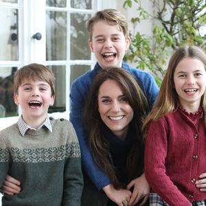Kate Middleton a rompu avec une tradition royale pour la fête des Mères

Le prince William a partagé une photographie de la princesse de Galles Catherine Kate Middleton avec ses enfants. © The Prince and Princess of Wales / Julien Burton via Bestimage