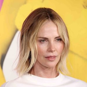 Aussi radicale soit-elle, cette méthode a permis à la future star de ne pas rester prisonnière de cette histoire. 

Charlize Theron est à l'événement de fin de saison 2 de la série "Palm Royale" d'Apple TV au Wolf Theater de la Television Academy à North Hollywood, le 15 janvier 2026.

©BestImage