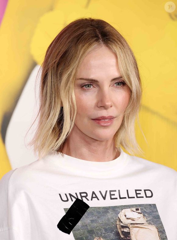Aussi radicale soit-elle, cette méthode a permis à la future star de ne pas rester prisonnière de cette histoire. 

Charlize Theron est à l'événement de fin de saison 2 de la série "Palm Royale" d'Apple TV au Wolf Theater de la Television Academy à North Hollywood, le 15 janvier 2026.

©BestImage