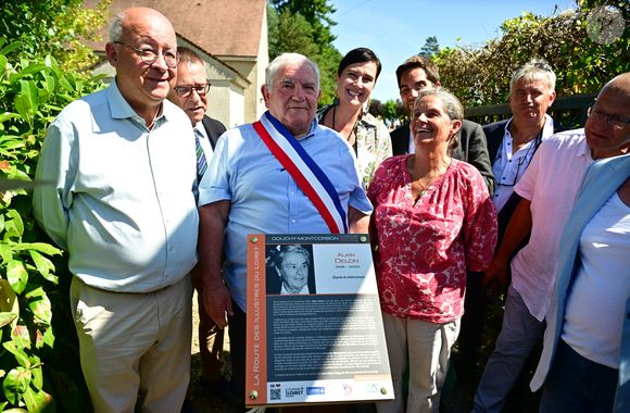 Une cérémonie en hommage à Alain Delon a été organisée un an jour pour jour après la mort de l'acteur, à Douchy-Montcorbon (Loiret), France, le 18 août 2025, commune où la star a vécu durant plusieurs décennies, une plaque a été dévoilée à l'intérieur du stade en honneur de l'acteur, qui avait équipé en 1983 les équipes de football de jeunes de Douchy de maillots à son nom et une projection d'un film documentaire de 45 mn "Delon-Douchy", écrit autour de la relation entre l'acteur et la commune, est aussi programmée en début de soirée dans la salle des fêtes communale. © Christian Liewig/Bestimage
