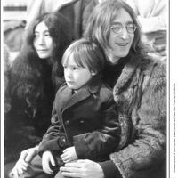 John Lennon a quasiment abandonné son premier fils Julian et a excessivement chouchouté Sean, son second enfant