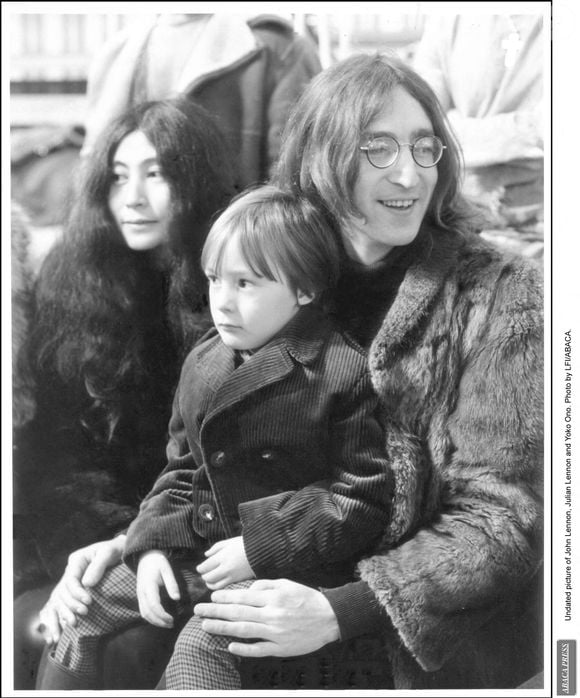 John Lennon est mort il y a 44 ans à New-York. Il a eu deux fils.
Photo non datée de John Lennon, Julian Lennon et Yoko Ono. Photo par LFI/ABACA.