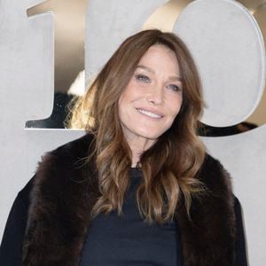 Carla Bruni nous ouvre les portes d’une pièce unique de sa maison, située dans la Villa Montmorency à Paris.

Carla Bruni au photocall au défilé Christian Dior Collection Femme Prêt-à-Porter Printemps/Eté 2026 lors de la Fashion Week de Paris, dans le Jardin des Tuileries. 

Photo : Olivier Borde / Bestimage
