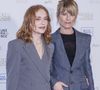 La comédienne affectionne particulièrement les costumes qu’elle porte régulièrement sur les tapis rouges.

Le 7 avril 2026, Rome, Italie : Isabelle Huppert et Marina Fois assistent au photocall de la soirée d'ouverture de la 16ème édition du festival "Rendez-vous" (Credit Image : © Emanuela Vertolli/SOPA Images via ZUMA Press / Bestimage Wire / Bestimage)