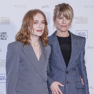La comédienne affectionne particulièrement les costumes qu’elle porte régulièrement sur les tapis rouges.

Le 7 avril 2026, Rome, Italie : Isabelle Huppert et Marina Fois assistent au photocall de la soirée d'ouverture de la 16ème édition du festival "Rendez-vous" (Credit Image : © Emanuela Vertolli/SOPA Images via ZUMA Press / Bestimage Wire / Bestimage)