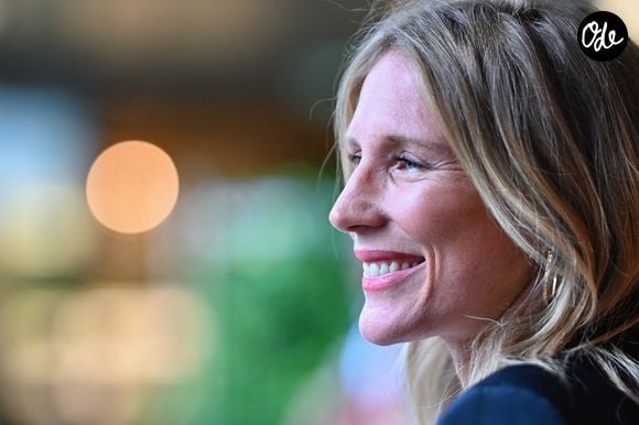 On voit Agathe Lecaron poser au Village lors du tournoi de Roland-Garros, le 3 juin 2025 à Paris, en France. Photo : ABACAPRESS.COM