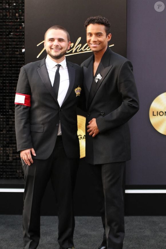 Sur le papier, le film est un pur produit du clan. Pourtant, cette vitrine d'unité familiale se fissure. Plusieurs membres essentiels manquent à l'appel...

Prince Jackson, Jaafar Jackson à l'extérieur de la première de "Michael" au Dolby Theatre à Hollywood.

©BestImage