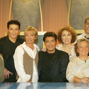 Archives : Lauryne, candidate de Loft Story 2, Aziz Essayed, candidat de Loft Story 1, Frédéric François et son épouse Monique Barracatto, Mireille Dumas, Marthe Villalonga, Steevy Boulay et Kenza Braiga, candidats de Loft Story, ainsi que Marthe Villalonga sur le plateau de l’émission Vie privée, vie publique de Mireille Dumas à Paris le 14 avril 2003. © Christophe Aubert via Bestimage