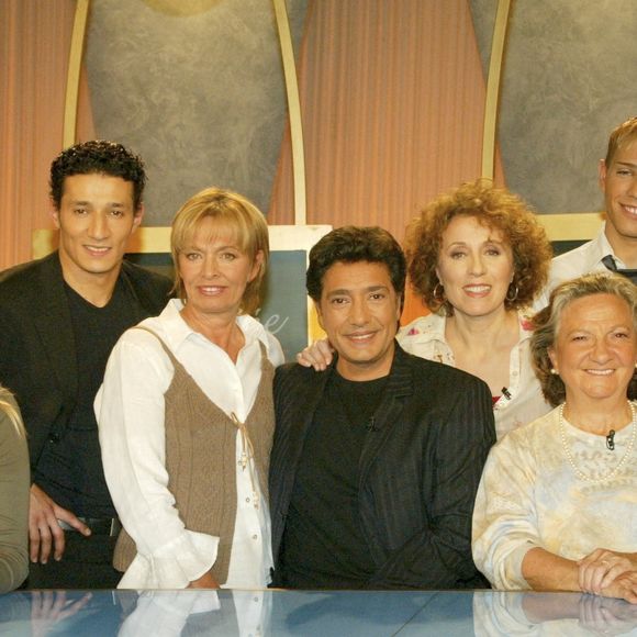 Archives : Lauryne, candidate de Loft Story 2, Aziz Essayed, candidat de Loft Story 1, Frédéric François et son épouse Monique Barracatto, Mireille Dumas, Marthe Villalonga, Steevy Boulay et Kenza Braiga, candidats de Loft Story, ainsi que Marthe Villalonga sur le plateau de l’émission Vie privée, vie publique de Mireille Dumas à Paris le 14 avril 2003. © Christophe Aubert via Bestimage