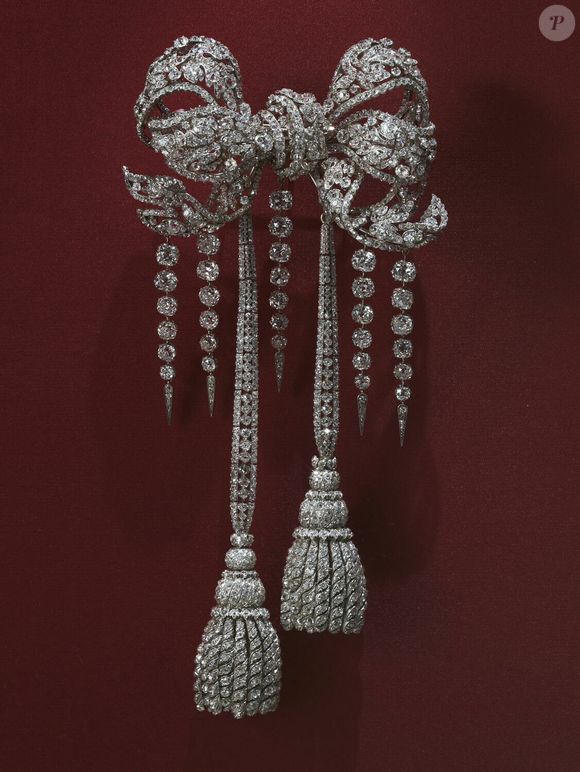 Grand noeud de corsage de l'impératrice Eugénie - Illustrations des bijoux volés au musée du Louvre lors d'un cambriolage le 19 octobre 2025.
© Musée du Louvre via Bestimage