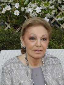 Visite de l'appartement parisien de Farah Pahlavi, dernière impératrice d'Iran : un bien de plusieurs étages qui surplombe les quais de Seine