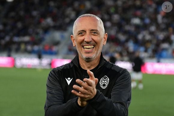 Il obtient son numéro grâce à une amie à Los Angeles.

Gad Elmaleh - Célébrités lors du match de gala caritatif entre l’équipe de Nico Capone et celle de Redouane Bougheraba à Lausanne en Suisse le 6 Septembre 2025. © Romain Doucelin/Bestimage