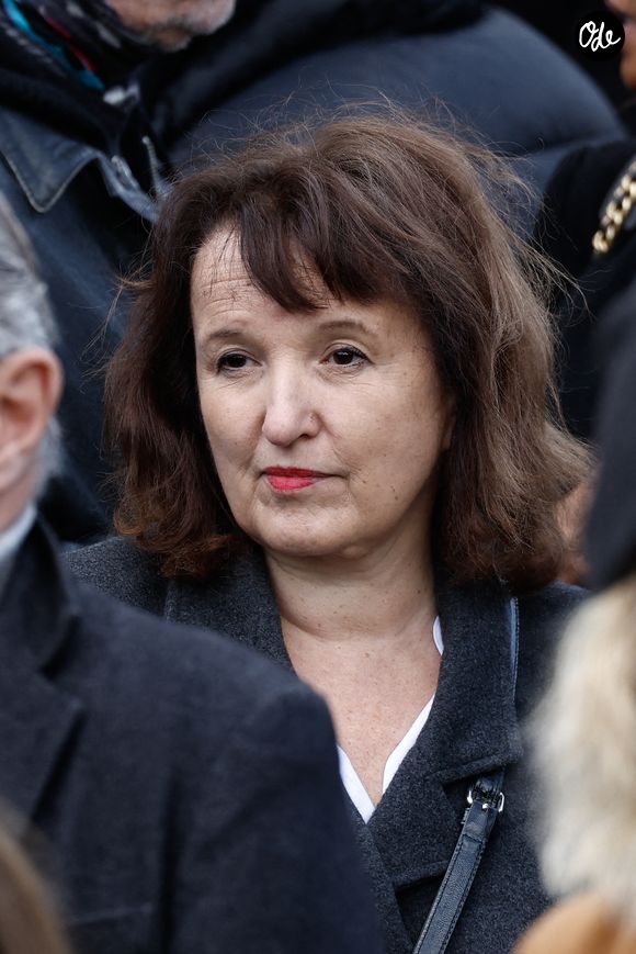 Anne Roumanoff - À la sortie des funérailles d’Isabelle Mergault à la Coupole du Père-Lachaise à Paris, le 30 mars 2026. © Cyril Moreau - Dominique Jacovides / Bestimage