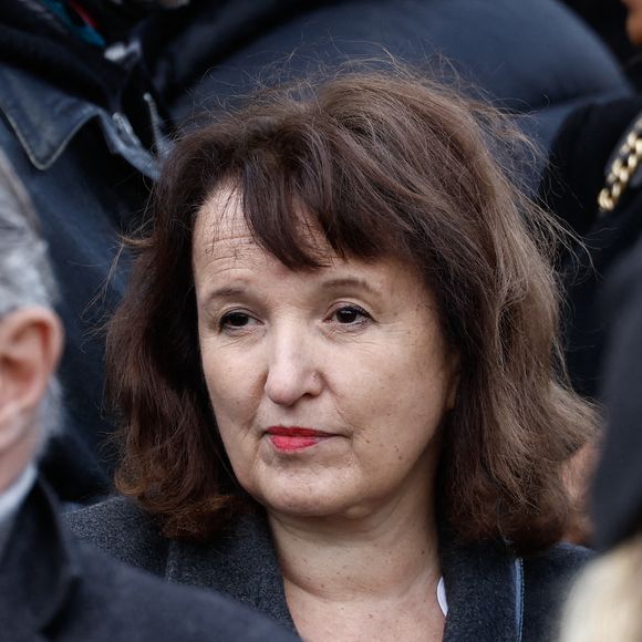 Anne Roumanoff - À la sortie des funérailles d’Isabelle Mergault à la Coupole du Père-Lachaise à Paris, le 30 mars 2026. © Cyril Moreau - Dominique Jacovides / Bestimage