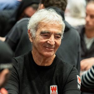 Depuis plusieurs années, l’ancien sélectionneur de l’équipe de France intervient comme consultant sur la chaîne L’Équipe, où les téléspectateurs ont notamment pu le retrouver dans L’Équipe du soir, mais aussi dans L’Équipe de Greg, pour commenter l’actualité du ballon rond.

Raymond Domenech participe à l'événement « Winamax Poker Tour 2025-2026 » à l'hôtel Paris Marriott Rive Gauche, le 8 novembre 2025 à Paris, en France. Photo de Nasser Berzane/ABACAPRESS.COM