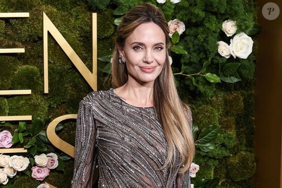 Angelina Jolie, portant des vêtements McQueen, arrive à la 82e cérémonie annuelle des Golden Globe Awards qui s'est tenue à l'hôtel Beverly Hilton le 5 janvier 2025 à Beverly Hills, Los Angeles, Californie, États-Unis.