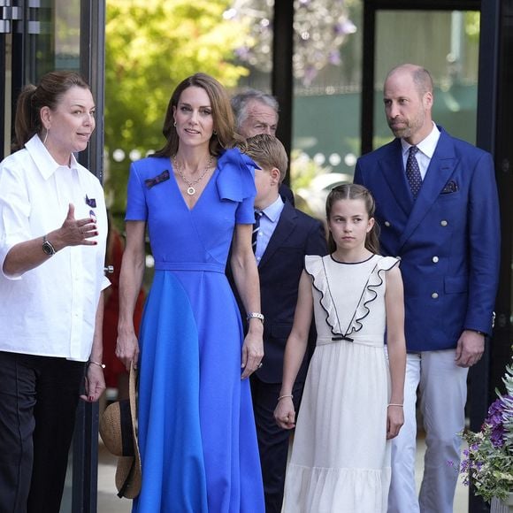 La princesse de Galles portait une robe bleue fluide et un chapeau de paille raffiné.

Le prince William, Kate Middleton et leurs enfants, le prince George et la princesse Charlotte, à leur arrivée au tournoi de Wimbledon à Londres le 13 juillet 2025. Photo by  Andrew Matthews/PA Wire/ABACAPRESS.COM