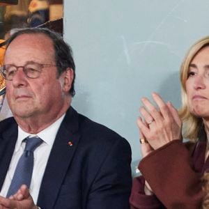 François Hollande et sa femme Julie Gayet assistent au match opposant C. Alcaraz à S. Tsitsipas lors des Internationaux de France de tennis de Roland Garros 2024 à Paris le 4 juin 2024. © Jacovides-Moreau/Bestimage
