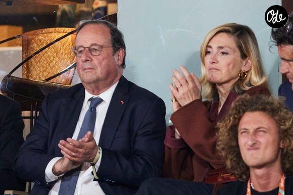 François Hollande et sa femme Julie Gayet assistent au match opposant C. Alcaraz à S. Tsitsipas lors des Internationaux de France de tennis de Roland Garros 2024 à Paris le 4 juin 2024. © Jacovides-Moreau/Bestimage