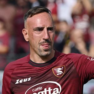 Depuis la fin de sa carrière de footballeur, Franck Ribéry se consacre à de nouveaux projets.
Franck Ribery, en larmes, fait ses adieux au public lors de son dernier match à Salerne.
© Image Sport /Panoramic / Bestimage