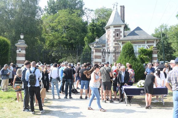 Les fans rendent hommage à Alain Delon devant la grille de sa propriété à Douchy-Montcorbon pendant ses obsèques le 24 août 2024. 
Agence / Bestimage