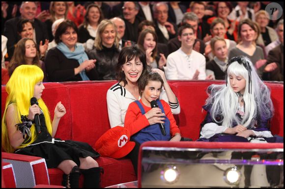 Lio et ses enfants Léa, Garance et Diego lors de l'émission "Vivement dimanche" consacrée aux chansons des années 80. Guillaume Gaffiot/Bestimage