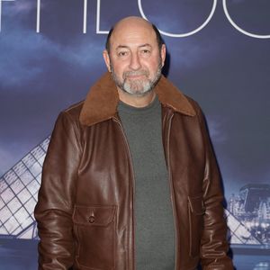 Kad Merad a rapidement adopté l’accent de la Loire et passait ses journées avec ses amis d’enfance, développant aussi une passion pour le sport au stade local et pour l’ASSE.

Kad Merad - Avant-première de la série "Belphegor" au cinéma Pathé Palace à Paris le 10 décembre 2025. © Coadic Guirec/Bestimage