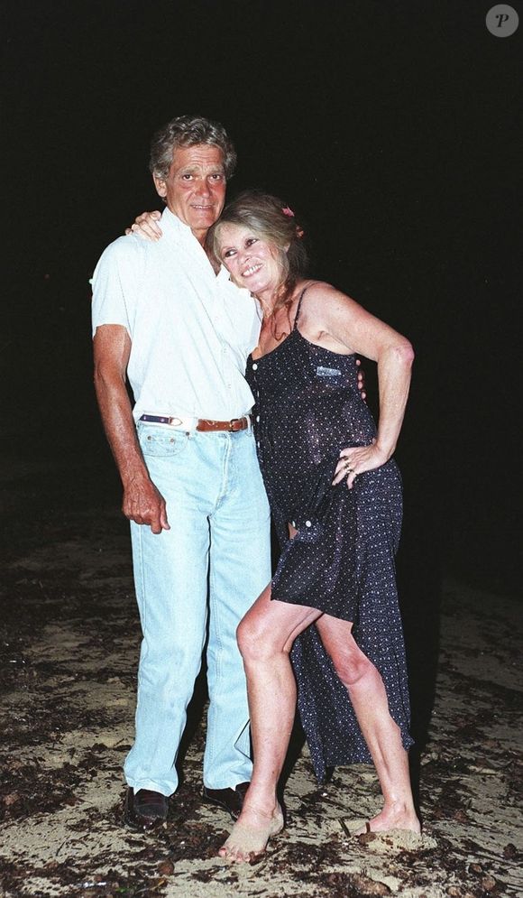 Archives - Bernard d'Ormale - Brigitte Bardot est morte à 91 ans - BGUK_3449353 - na, FRANCE FILE PHOTOS - La star du cinéma français Brigitte Bardot est morte à l'âge de 91 ans.



Le communiqué, consulté par l'AFP, la qualifie d'"actrice et chanteuse de renommée mondiale, qui a choisi d'abandonner sa prestigieuse carrière pour consacrer sa vie et son énergie à la protection des animaux et à sa fondation"



Sur la photo : Brigitte Bardot