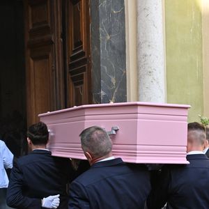 Violette Petrucciani (mère de Loana) - Obsèques de Loana Petrucciani dans la cathédrale Sainte-Réparate à Nice le 10 avril 2026. L'ancienne star de téléréalité a été retrouvée morte dans son appartement niçois par les autorités, le 25 mars dernier. © Bruno Bebert/Bestimage