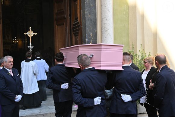 Violette Petrucciani (mère de Loana) - Obsèques de Loana Petrucciani dans la cathédrale Sainte-Réparate à Nice le 10 avril 2026. L'ancienne star de téléréalité a été retrouvée morte dans son appartement niçois par les autorités, le 25 mars dernier. © Bruno Bebert/Bestimage