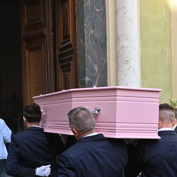 Violette Petrucciani (mère de Loana) - Obsèques de Loana Petrucciani dans la cathédrale Sainte-Réparate à Nice le 10 avril 2026. L'ancienne star de téléréalité a été retrouvée morte dans son appartement niçois par les autorités, le 25 mars dernier. © Bruno Bebert/Bestimage