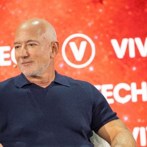 Jeff Bezos ne devrait donc pas entrer au conseil d’administration élargi du club. Ce tout premier investissement de Jeff Bezos dans le domaine sportif laisse transparaître son envie d’élargir ses horizons et de faire vivre son argent différemment.

Jeff Bezos, fondateur d'Amazon aux États-Unis, sur scène lors du salon VivaTech dédié aux start-ups technologiques et à l'innovation, à Paris Expo Porte de Versailles, à Paris, en France, le 17 juin 2026. Photo : Alexis Jumeau/ABACAPRESS.COM