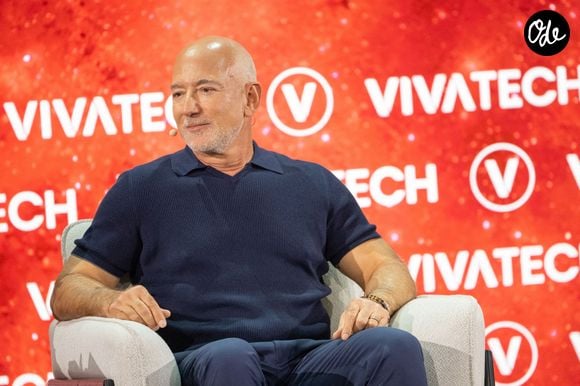 Jeff Bezos ne devrait donc pas entrer au conseil d’administration élargi du club. Ce tout premier investissement de Jeff Bezos dans le domaine sportif laisse transparaître son envie d’élargir ses horizons et de faire vivre son argent différemment.

Jeff Bezos, fondateur d'Amazon aux États-Unis, sur scène lors du salon VivaTech dédié aux start-ups technologiques et à l'innovation, à Paris Expo Porte de Versailles, à Paris, en France, le 17 juin 2026. Photo : Alexis Jumeau/ABACAPRESS.COM