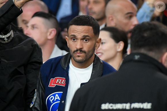 Malik Bentalha - Célébrités des les tribunes lors du match aller du quart de finale de Ligue des champions entre le PSG et Aston Villa (3-1) au Parc des Princes à Paris le 9 avril 2025.