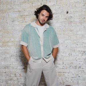 Exclusif - Anthony Colette en prise de vue studio en marge du tournage du clip "Je garde le sourire !" de l'association Laurette Fugain dans les Studios de l'Usine à Paris, France, le 19 septembre 2024. © Christophe Clovis/Bestimage