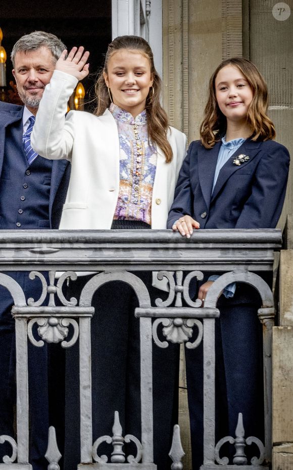 Le prince Christian de Danemark fête ses 18 ans entouré de la famille royale au balcon d'Amalienborg à Copenhague le 15 octobre. Étaient présents : la reine Margrethe II de Danemark, le prince Frederik, la prince Mary, la princesse Isabella, le prince Vincent et la princesse Josephine Dana Press / Bestimage