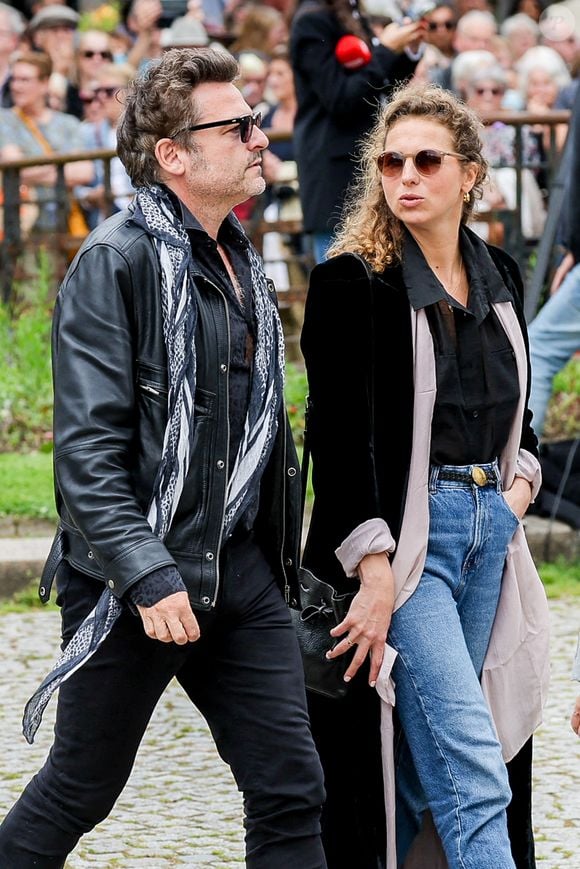 Matthieu Chedid et sa compagne Loïca Saint-M'leux, Louis Chedid - Arrivées aux obsèques de l'auteure-compositrice-interprète et actrice française Françoise Hardy au crématorium du cimetière du Père-Lachaise à Paris, France, le 20 juin 2024. © Jacovides-Moreau/Bestimage