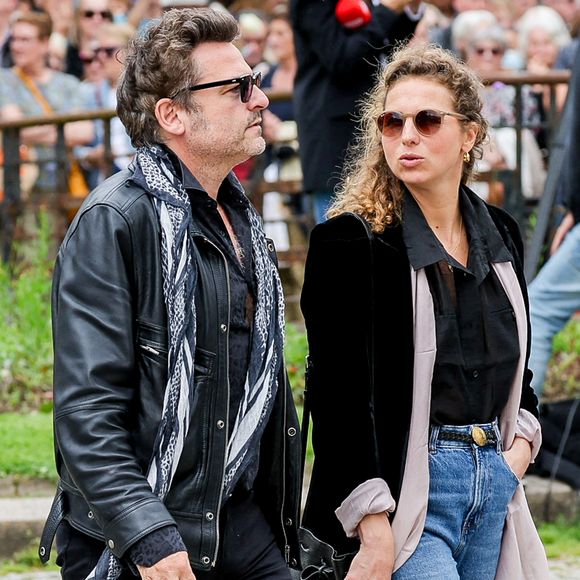 Matthieu Chedid et sa compagne Loïca Saint-M'leux, Louis Chedid - Arrivées aux obsèques de l'auteure-compositrice-interprète et actrice française Françoise Hardy au crématorium du cimetière du Père-Lachaise à Paris, France, le 20 juin 2024. © Jacovides-Moreau/Bestimage