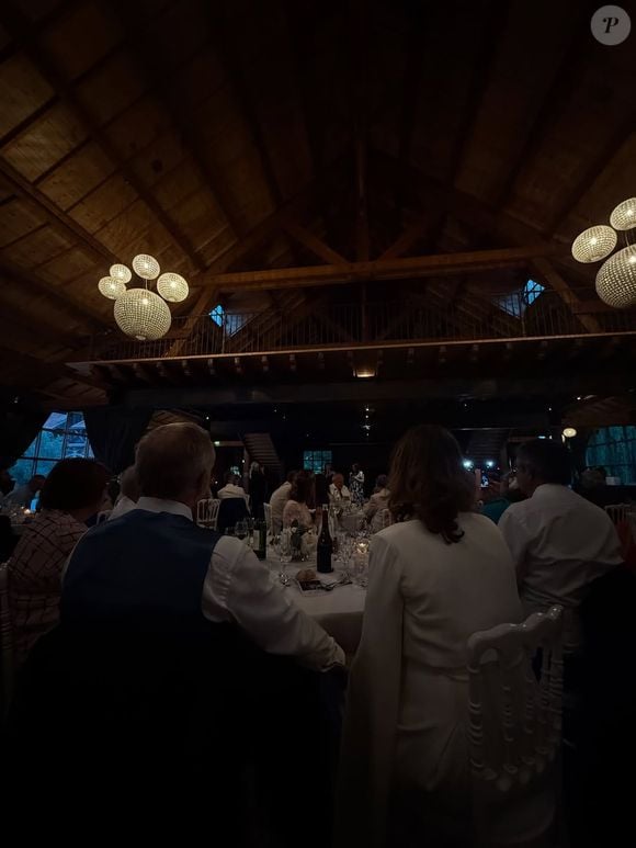 a vécu une journée placée sous le signe de l’amour, de la famille et de la tendresse.

Camille Cerf a publié des photos du mariage de sa mère sur Instagram