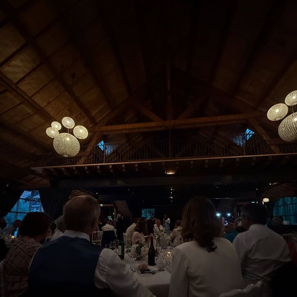 a vécu une journée placée sous le signe de l’amour, de la famille et de la tendresse.

Camille Cerf a publié des photos du mariage de sa mère sur Instagram