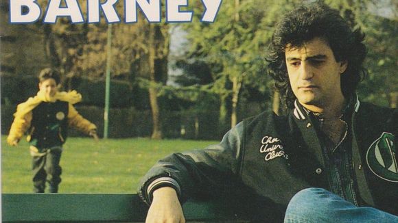 Le petit garçon sur la pochette d’"Un enfant de toi" est devenu une star ! Phil Barney raconte l’histoire de cet artiste qui a un enfant avec Jenifer