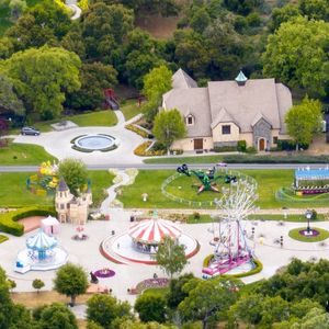 Los Angeles, CA - EXCLUSIF - Le Neverland Ranch de Michael Jackson reprend vie alors que les producteurs d'un nouveau biopic sur la vie et la carrière de la légende controversée de la pop reconstruisent son ancienne maison et son parc d'attractions tristement célèbres.
Sur la photo : Michael Jackson 
Backgrid USA / Bestimage