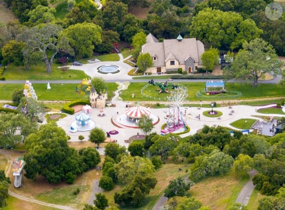 Los Angeles, CA - EXCLUSIF - Le Neverland Ranch de Michael Jackson reprend vie alors que les producteurs d'un nouveau biopic sur la vie et la carrière de la légende controversée de la pop reconstruisent son ancienne maison et son parc d'attractions tristement célèbres.
Sur la photo : Michael Jackson 
Backgrid USA / Bestimage