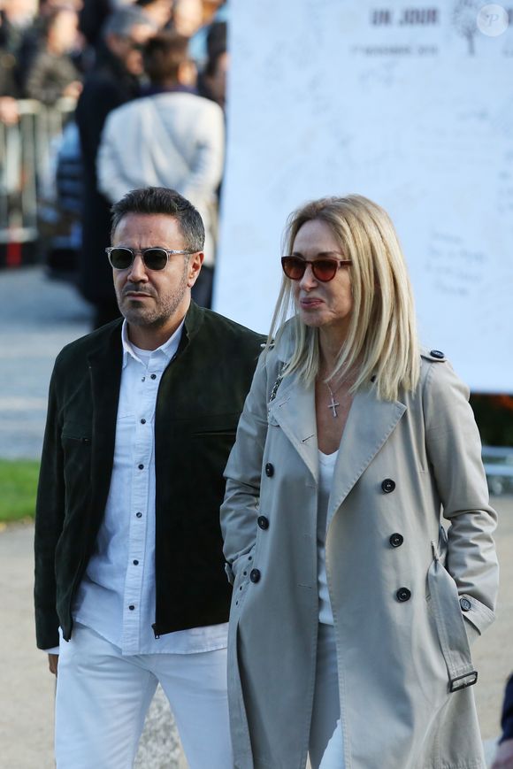 José Garcia et sa femme Isabelle se sont alors exécutés et ont été les seuls habillés de cette couleur peu appropriée pour l'occasion...

José Garcia et sa femme Isabelle Doval - Sorties des obsèques du journaliste, animateur de télévision et animateur de radio français Philippe Gildas en la salle de la Coupole au crématorium du cimetière du Père-Lachaise à Paris, France, le 5 novembre 2018.