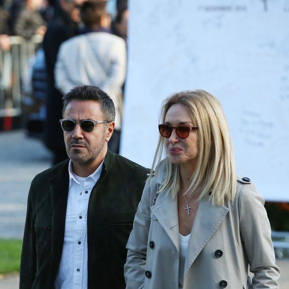 José Garcia et sa femme Isabelle se sont alors exécutés et ont été les seuls habillés de cette couleur peu appropriée pour l'occasion...

José Garcia et sa femme Isabelle Doval - Sorties des obsèques du journaliste, animateur de télévision et animateur de radio français Philippe Gildas en la salle de la Coupole au crématorium du cimetière du Père-Lachaise à Paris, France, le 5 novembre 2018.