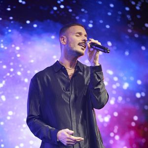 Exclusif - Matt Pokora (M. Pokora) - 12ème édition de la soirée Global Gift Gala à l'hôtel Four Seasons George V à Paris le 5 octobre 2024.
Le 5 octobre 2024, le prestigieux hôtel Four Seasons George V a accueilli la 12ème édition du Global Gift Gala Paris, une soirée d'exception présidée par Maria Bravo et placée sous le patronage de l'actrice et philanthrope E.Longoria. Ce gala caritatif annuel, devenu un rendez-vous incontournable de la capitale, a réuni les plus grandes personnalités pour soutenir deux causes majeures : la Global Gift Foundation et l'association Women Safe & Children.

Sous les ors de l'un des plus beaux palaces parisiens, cette soirée d'élégance et de générosité a offert de nombreux temps forts, dont des performances musicales inédites.

Un moment d'émotion a été également marqué par la remise du Global Gift Humanitarian Award à l'humoriste F.Foresti, en reconnaissance de son engagement exemplaire et de ses actions en faveur des femmes et enfants victimes de violences familiales. Mme Mo.Bacardi a également reçu le "Global Gift Women Empowerment Award".

Un dîner de haute gastronomie a été servi, entouré de personnalités de renom. La soirée a été animée par la journaliste He.Mannarino et le mannequin L.Bernal, et le dîner gastronomique a été signé par le chef triplement étoilé C.Le Squer, du célèbre restaurant Le Cinq.

De nombreuses personnalités issues du monde du cinéma, de la mode et du spectacle ont honoré cet événement prestigieux, témoignant de leur engagement pour des causes humanitaires qui leur tiennent à cœur.

La soirée a été placée sous le signe de l'élégance et du raffinement. Eva Longoria, marraine de la Global Gift Foundation, a été parée des créations d'exception de la maison APM Monaco, partenaire officiel de l'événement.

Le cocktail d'accueil a été rehaussé par le champagne de la maison Grégory Verlet, les vins de Pomerol du Château de Marianne de Pedro, ainsi que les spiritueux du Groupe Love Spirit, offrant une expérience gustative unique.

Cette 12ème édition du Global Gift Gala Paris a été un moment inoubliable de générosité et de partage, où l'art, la gastronomie et la solidarité se sont réunis pour faire briller l'espoir d'un monde meilleur.


© Cyril Moreau / Bestimage