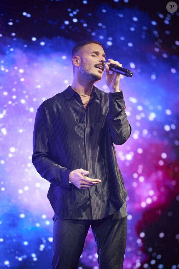Exclusif - Matt Pokora (M. Pokora) - 12ème édition de la soirée Global Gift Gala à l'hôtel Four Seasons George V à Paris le 5 octobre 2024.
Le 5 octobre 2024, le prestigieux hôtel Four Seasons George V a accueilli la 12ème édition du Global Gift Gala Paris, une soirée d'exception présidée par Maria Bravo et placée sous le patronage de l'actrice et philanthrope E.Longoria. Ce gala caritatif annuel, devenu un rendez-vous incontournable de la capitale, a réuni les plus grandes personnalités pour soutenir deux causes majeures : la Global Gift Foundation et l'association Women Safe & Children.

Sous les ors de l'un des plus beaux palaces parisiens, cette soirée d'élégance et de générosité a offert de nombreux temps forts, dont des performances musicales inédites.

Un moment d'émotion a été également marqué par la remise du Global Gift Humanitarian Award à l'humoriste F.Foresti, en reconnaissance de son engagement exemplaire et de ses actions en faveur des femmes et enfants victimes de violences familiales. Mme Mo.Bacardi a également reçu le "Global Gift Women Empowerment Award".

Un dîner de haute gastronomie a été servi, entouré de personnalités de renom. La soirée a été animée par la journaliste He.Mannarino et le mannequin L.Bernal, et le dîner gastronomique a été signé par le chef triplement étoilé C.Le Squer, du célèbre restaurant Le Cinq.

De nombreuses personnalités issues du monde du cinéma, de la mode et du spectacle ont honoré cet événement prestigieux, témoignant de leur engagement pour des causes humanitaires qui leur tiennent à cœur.

La soirée a été placée sous le signe de l'élégance et du raffinement. Eva Longoria, marraine de la Global Gift Foundation, a été parée des créations d'exception de la maison APM Monaco, partenaire officiel de l'événement.

Le cocktail d'accueil a été rehaussé par le champagne de la maison Grégory Verlet, les vins de Pomerol du Château de Marianne de Pedro, ainsi que les spiritueux du Groupe Love Spirit, offrant une expérience gustative unique.

Cette 12ème édition du Global Gift Gala Paris a été un moment inoubliable de générosité et de partage, où l'art, la gastronomie et la solidarité se sont réunis pour faire briller l'espoir d'un monde meilleur.


© Cyril Moreau / Bestimage