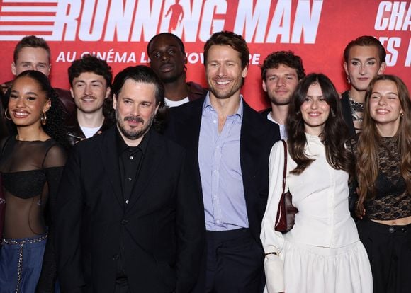 Edgar Wright, Glen Powell et les élèves de la  Star Academy 2025 (G-D) Mélissa, Léa, Lily, Ambre, Léane, Léo, Noah, Théo P., Jeanne, Victor, Anouk, Ema, Sarah et Bastiaan lors de la première de Running Man au cinéma UGC Ciné Cité Bercy à Paris le 3 novembre 2025.

© Denis Guignebourg / Bestimage