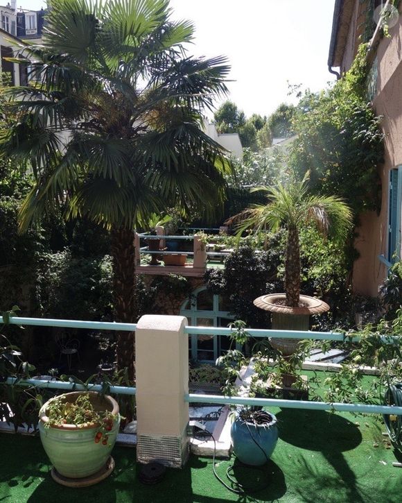 Avec son crépi terracotta et sa disposition autour d’un jardin intérieur, elle dégage un charme provençal rare au cœur de la capitale.

La maison de l'actrice Nathalie Auffret dans le XVIIIe arrondissement @maison1850paris18