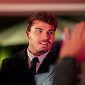 Antoine Dupont, capitaine du Stade Toulousain et du XV de France, ne cesse de briller… sur le terrain comme ailleurs.

Antoine Dupont lors de la cérémonie d'ouverture du Qatar Prix de l'Arc de Triomphe au Pré Catelan.

© Anne-Sophie Guebey / Bestimage